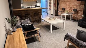 Un espace de vie moderne comprenant une cuisine, un coin repas et un espace détente.