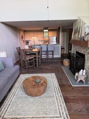 Living area - Beautiful 3-bedroom condo in Sugar Mountain perfect for your getaway (Sugar Mountain)
