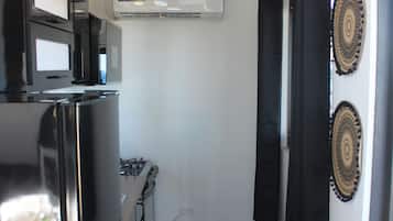 Frigorífico, microondas, horno y placa de cocina