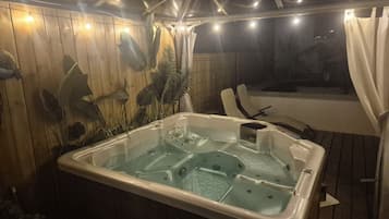 Indoor spa tub