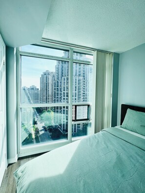 Iron/ironing board, Internet, bed sheets - Cozy Vibes Condo (Toronto)