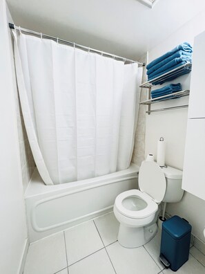 Hair dryer, towels, soap, toilet paper - Cozy Vibes Condo (Toronto)