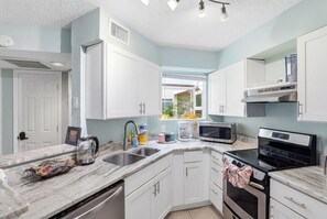Coffee/tea maker, fridge, microwave, oven - Cozy 1BR Retreat Near Melbourne Beach Sleeps 4 (Melbourne)