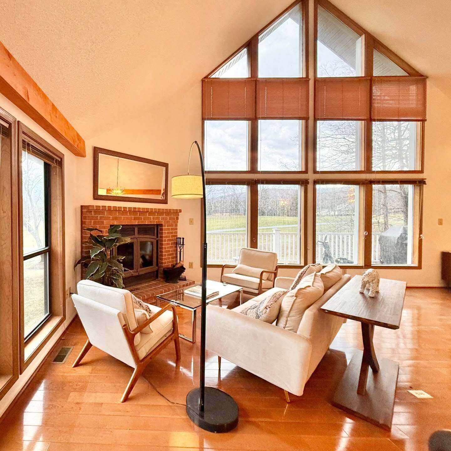 Smart TV, chimenea, mesa de ping pong
