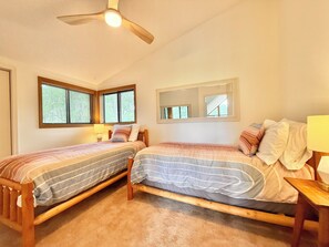 3 slaapkamers, een strijkplank/strijkijzer, gratis wifi, beddengoed