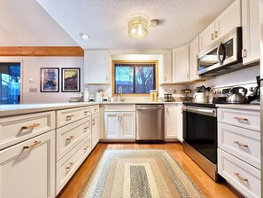 Coffee/tea maker, fridge, microwave, oven - Golf days, game room/pool passes/coffee bar at Fairway Vista on the 2nd fairway. (Hedgesville)