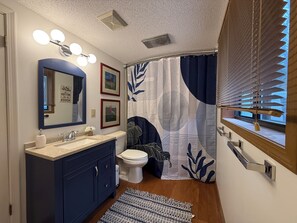 Jetted bath, hair dryer, towels, soap - Golf days, game room/pool passes/coffee bar at Fairway Vista on the 2nd fairway. (Hedgesville)