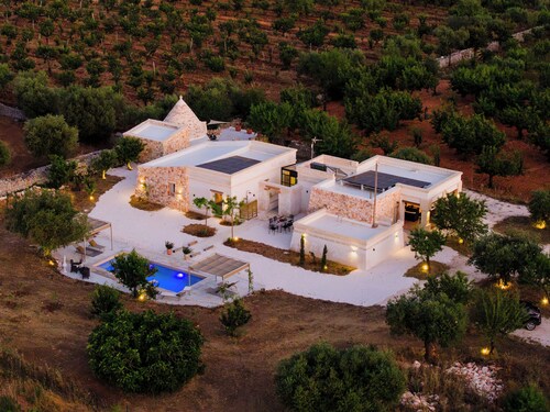 Country House with a Trullo, Pool, Panoramic Views, Comfort and Relaxation