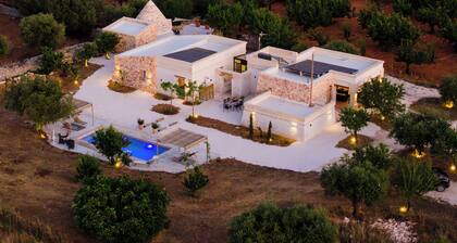 Country House with a Trullo, Pool, Panoramic Views, Comfort and Relaxation