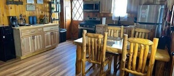 Houghton Lake Heights Cabin: Houghton Lake Fall Retreat | Cozy Cabin | Sleeps 5