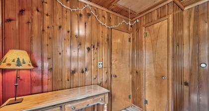 Houghton Lake Heights Cabin: Houghton Lake Fall Retreat | Cozy Cabin | Sleeps 5