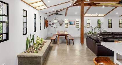 Casa Lia Rose - Steps from the beach!