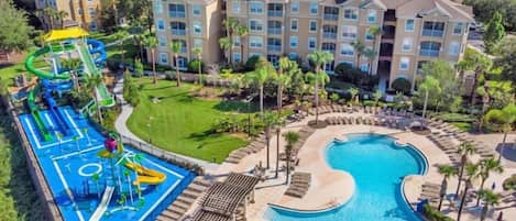 Un hôtel doté d’une piscine, d’un parc aquatique et d’un jardin aménagé.