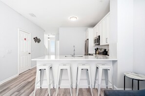 Wasserkocher mit Kaffee-/Teezubehör, Kühlschrank, Mikrowelle, Ofen