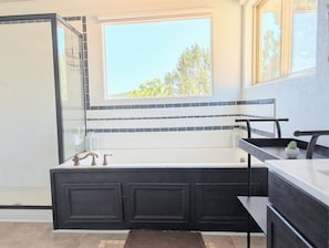 Bañera de hidromasaje, secador de pelo, toallas, jabón