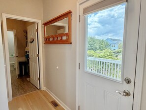 Eine Tür mit Fenster, Spiegel und Klingel.