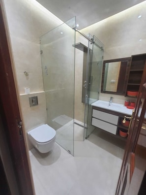 Shower, towels, soap, toilet paper - Luxury Apartment, 160 m² – Agadir (Agadir)