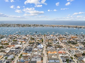 A coastal town with a marina filled with boats, surrounded by residential buildings. - Charming Balboa Island Cottage w/ Al Fresco Patio, Fire Pit, BBQ & Parking (Newport Beach)