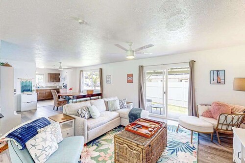 *New* 31-Night Pahoa Home with Shared Pool and Tropical Yard