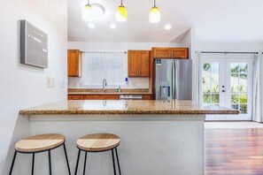 Fridge, microwave, oven, stovetop - Settle In for a Restful Pahoa Stay with Room to Breathe (Pahoa)