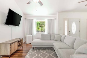 TV, offices - Settle In for a Restful Pahoa Stay with Room to Breathe (Pahoa)