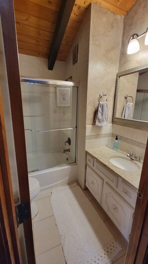 Bathroom - Cozy, pet friendly, mountain getaway with AC in peaceful Bartlett (Bartlett)