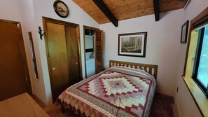 Room - Cozy, pet friendly, mountain getaway with AC in peaceful Bartlett (Bartlett)