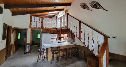 Cozy, mountain getaway with AC in peaceful Bartlett