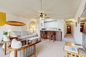 TV, offices - Kona Condo | Pool & Ocean Views (Kailua-Kona)
