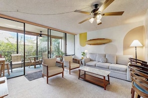 TV, offices - Kona Condo | Pool & Ocean Views (Kailua-Kona)