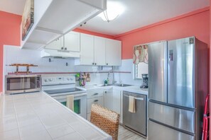 Wasserkocher mit Kaffee-/Teezubehör, Kühlschrank, Mikrowelle, Ofen