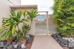 Ein verschlossenes Tor mit einem Schild, auf dem steht: 'SAVE A LIFE PLEASE KEEP POOL GATE CLOSED AT ALL TIMES'.