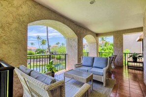 Terrace/patio - Elegant Waikoloa Condo with Lanai, Pool, Hot Tub & Central AC (Waikoloa)