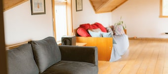 Rustic Lakefront Lodge on Little Atlin Lake - Pet friendly!