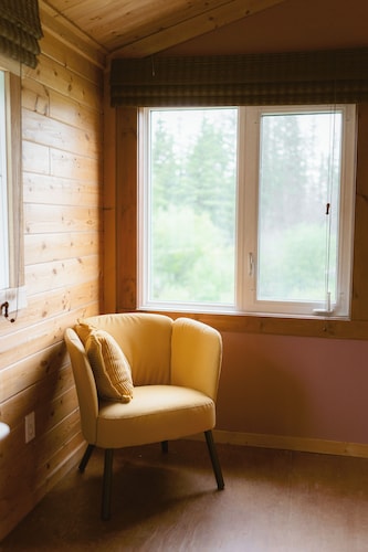 Rustic Lakefront Lodge on Little Atlin Lake - Pet friendly!