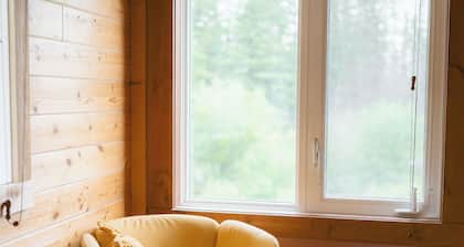 Rustic Lakefront Lodge on Little Atlin Lake - Pet friendly!