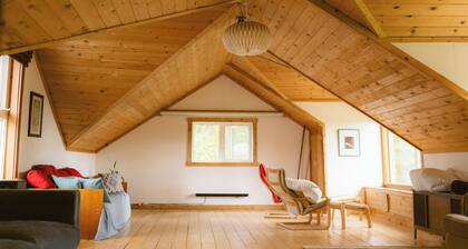 Rustic Lakefront Lodge on Little Atlin Lake - Pet friendly!