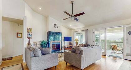 Family Comfort with Mountain Views & Hot Tub in Waimea