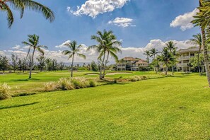 Golf - Settle Into an Updated Golf-Course Condo with Pool, Gym & WiFi (Waikoloa)