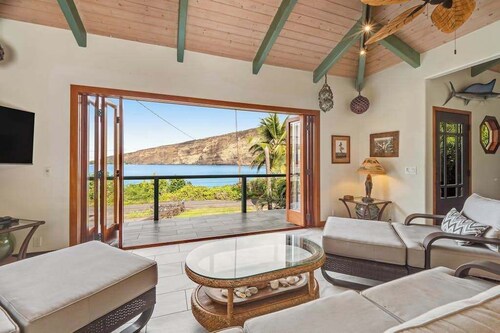 Oceanfront Captain Cook Sanctuary with Lanai & Full Kitchen