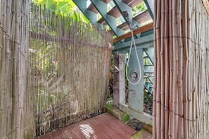 Property grounds - Oceanfront Captain Cook Sanctuary with Lanai & Full Kitchen (Captain Cook)