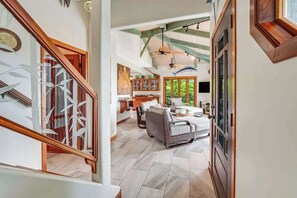 TV, offices - Oceanfront Captain Cook Sanctuary with Lanai & Full Kitchen (Captain Cook)
