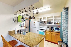 Coffee/tea maker, fridge, microwave, oven - Heated Pool & Hot Tub Days in Waikoloa Village (Waikoloa Village)