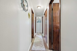 Hallway - NEW Fall $ale Hamakua Coast Home for Waterfall Days and Family Dinners (Papaikou)