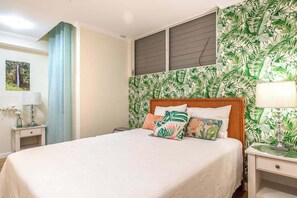 Iron/ironing board, WiFi, bed sheets - Sunny Kona Condo with Ocean View, Pool, Balcony & Washer/Dryer (Kailua-Kona)
