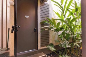Exterior detail - Sunny Kona Condo with Ocean View, Pool, Balcony & Washer/Dryer (Kailua-Kona)