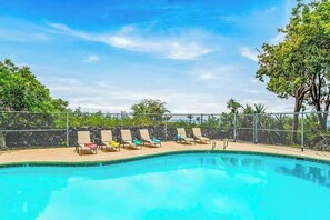 Pool - Sunny Kona Condo with Ocean View, Pool, Balcony & Washer/Dryer (Kailua-Kona)