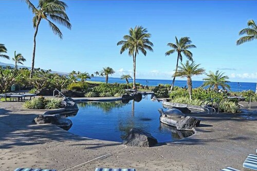 Modern Halii Kai Villa at Waikola Beach with Pool, Spa, AC, Tennis, Gym + More