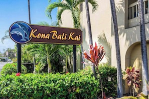 Exterior detail - Kona Studio with Pool, Spa & WiFi - Steps to Banyan Surf Beach (Kailua-Kona)