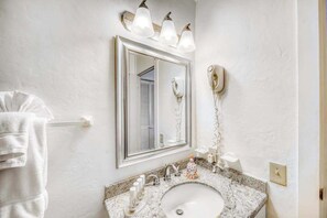 Shower, hair dryer, towels - Breezy Oceanfront Kona Condo with Pool & Hot Tub Near Shops (Kailua-Kona)